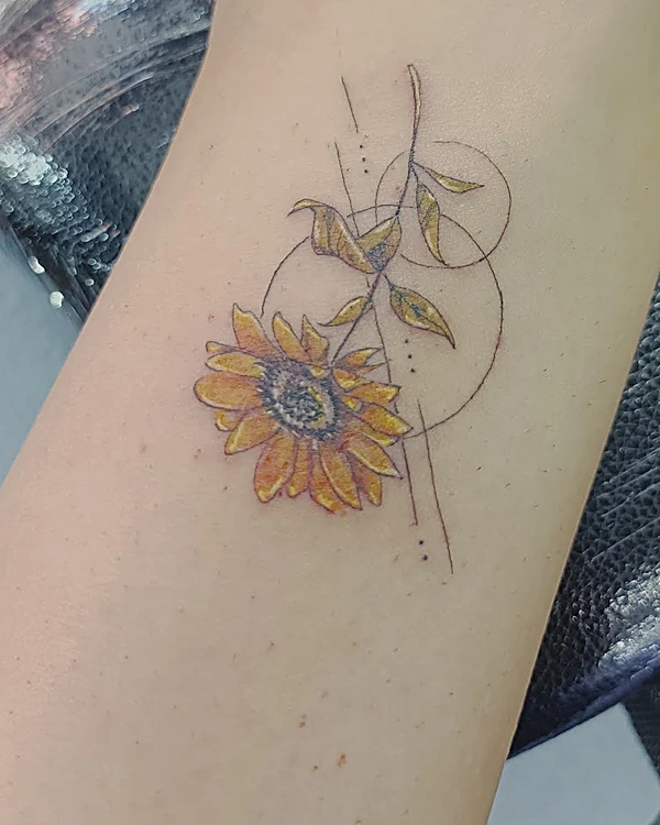 Girasol amarillo con círculos y líneas finas en el antebrazo
