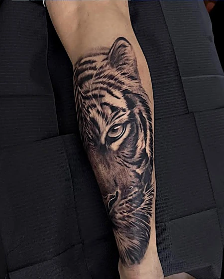 Rostro de tigre en negro y gris a lo largo del antebrazo