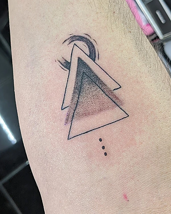 Dos triángulos con pincelada y tres puntos, geométrico, en el brazo